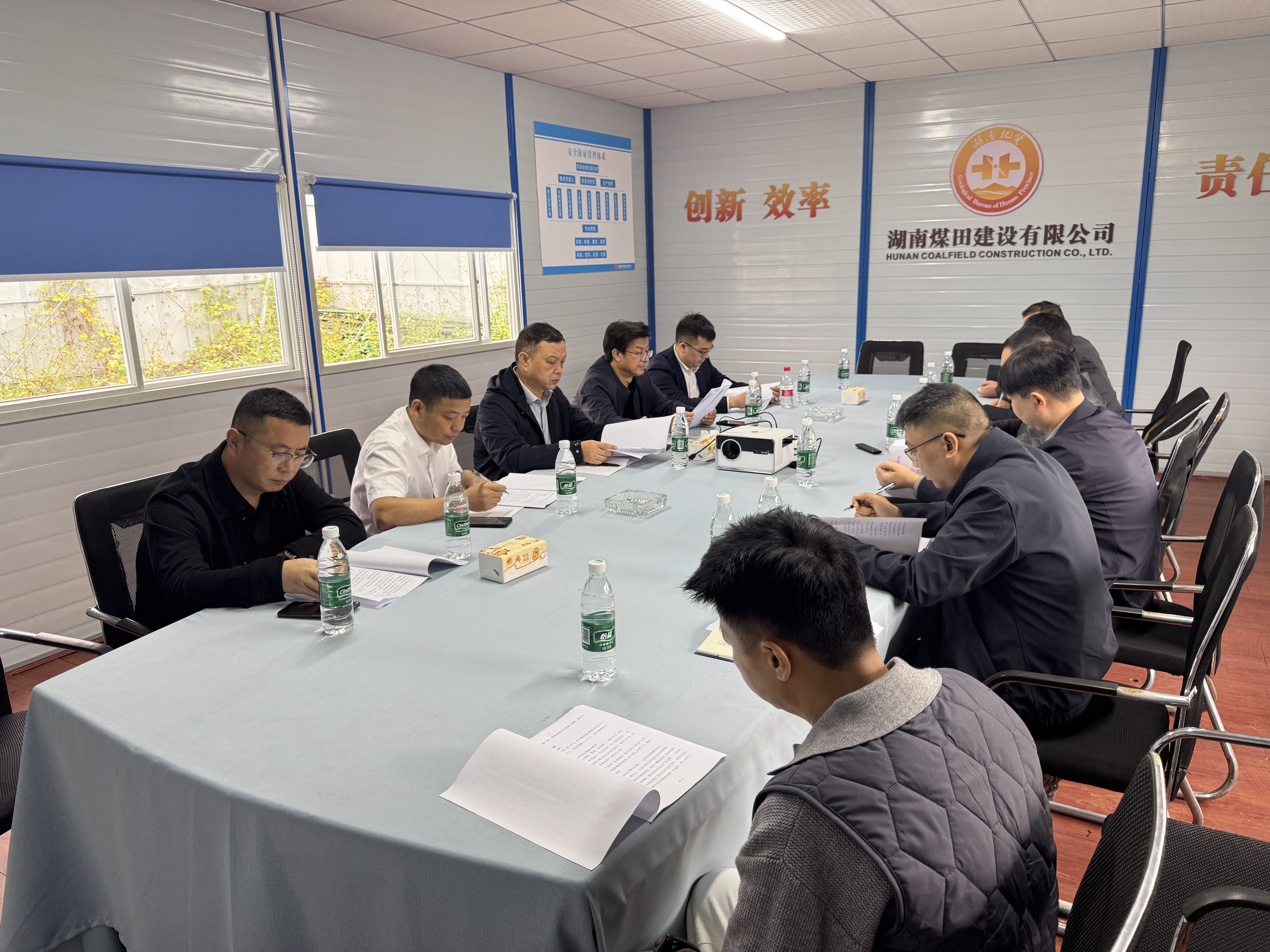 座谈会.jpg
